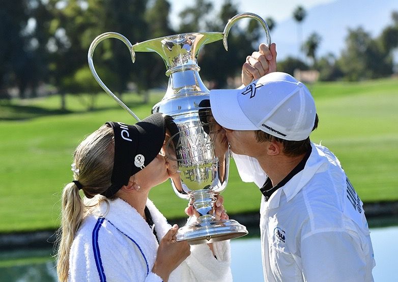 Pernilla Lindberg and Daniel Taylor kiss the ANA Inspiration trophy